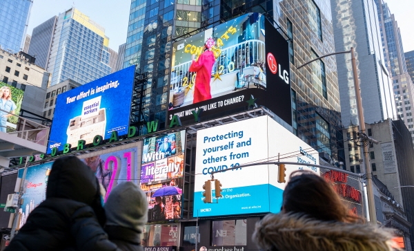 현지시간 8일 미국 뉴욕 타임스스퀘어의 전광판에서 영화 '라이프 인 어 데이(Life in a day)'가 상영되고 있다. LG전자는 상영 중간 광고를 통해 집에서도 LG 올레드 TV의 압도적인 4K 화질로 영화를 즐길 수 있다고 소개했다. (사진=LG전자)