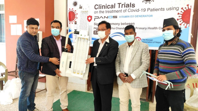 (왼쪽 두번째) Deepak Raj Joshi Tokha시 시장, (가운데) 파노스 관계자, (오른쪽 두번째) Dr. Madan Ratna Neupane Tokha시립병원 의료센터장. 사진=(주)파노스