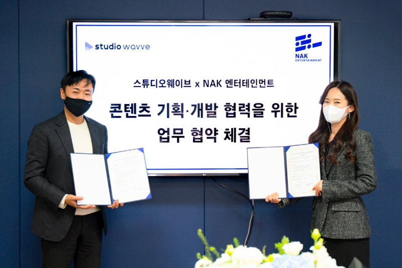 이찬호 스튜디오웨이브 대표(왼쪽)와 성주화 NAK엔터테인먼트 대표가 서울 상암동 NAK엔터테인먼트 사옥에서 콘텐츠 기획·개발 파트너십을 체결하고 기념 촬영을 하고 있다. /사진=웨이브