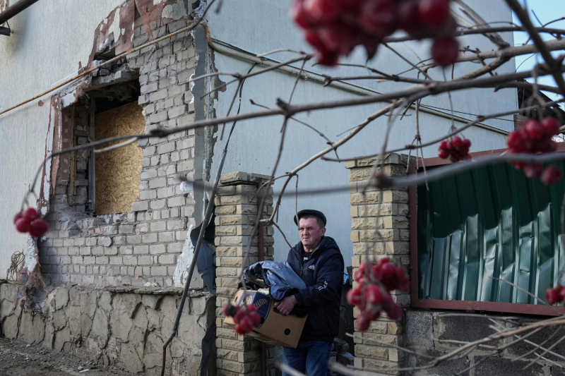 (노보루한스크 AP=연합뉴스) 23일(현지시간) 우크라이나 동부 도네츠크주의 노보루한스크에서 한 남성이 포격으로 벽에 구멍 뚫린 주택에서 가재도구를 챙겨 나오고 있다. 도네츠크는 인근 루간스크와 함께 정부군이 친(親)러시아 반군과 대치하는 지역으로 최근 양측 사이에 교전이 격화하고 있다. 2022.2.24