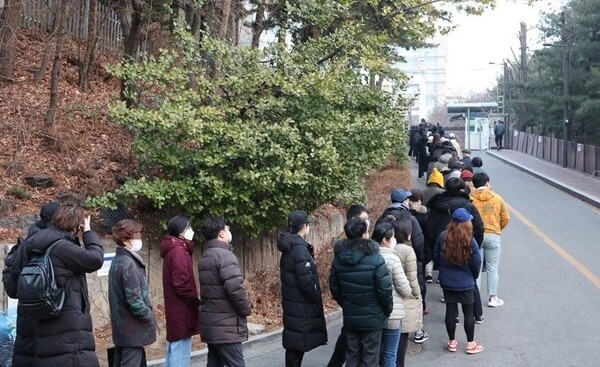 제20대 대통령 선거일인 9일 오전 서울 강남구 삼성2동 제3투표소(언주중학교)에서 유권자들이 줄을 서서 투표 차례를 기다리고 있다. /사진=연합