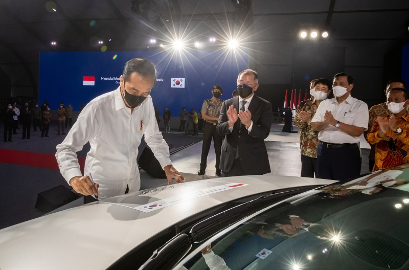 조코 위도도 대통령이 현대차의 아이오닉5 차량에 서명을 하고 있다. /사진=현대자동차