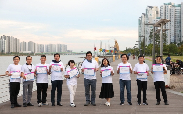 도성훈 인천교육감(왼쪽에서 여섯 번째)이 ‘생명사랑 밤길걷기’ 캠페인에 참여한 후 기념촬영을 하고 있다.