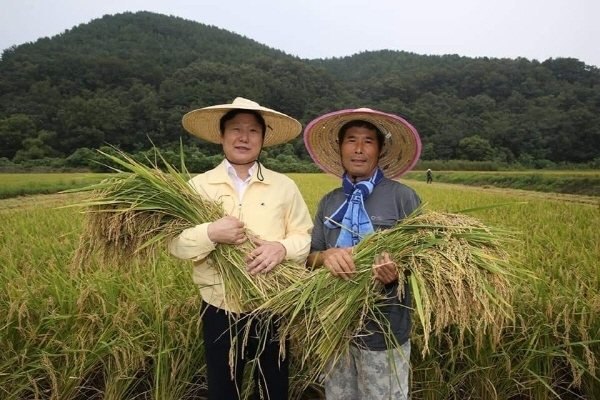 사진=왼쪽이 김상규 농업인