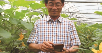 부산 강서구에서 애남농장을 운영하고 있는 조석남(64) 대표. 스마트폰을 통해 농장을 관리하고 있다.