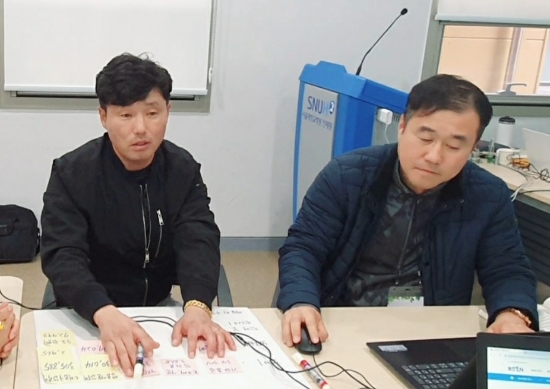 후계농업경영인 이정환(왼쪽) 씨와 김모(오른쪽) 씨가 자신들의 농장 마케팅 전략을 소개하고 있다. 사진=김수진 기자.