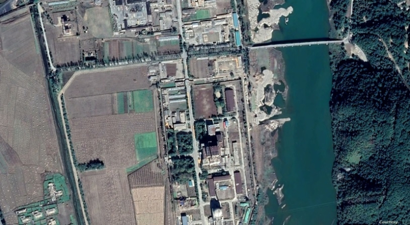 지난해 10월 영변 핵 시설을 촬영한 위성사진. 강변에서의 굴착작업과 일부 차량들의 움직임이 확인된다. CNES / Airbus (구글 어스).