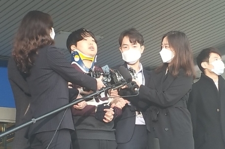 사진=25일 서울 종로경찰서에서 검찰로 송치되며 모습을 드러낸 텔레그램 성착취 '박사방' 운영자 조주빈(25). 왼쪽에서 두번째/출처= 뉴시스