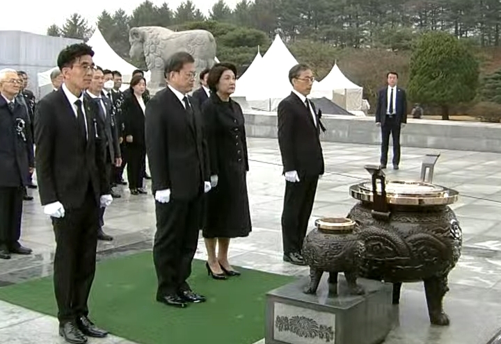 문재인 대통령은 27일 국립 대전현충원에서 열린 ‘제5회 서해 수호의 날’ 기념식에서 헌화를 하고 있다.
