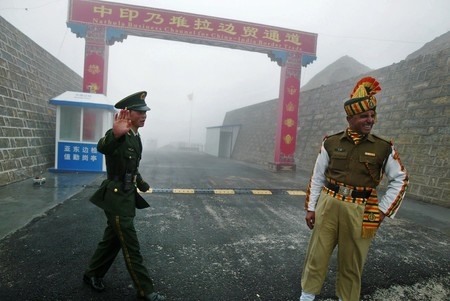 사진(지지닷컴)=中印 국경의 중국군 병사 (왼쪽)과 인도 군 병사(오른쪽)