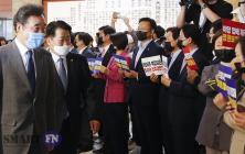 [S포토] 통합당, 항의 속에 본회의장 입장하는 '민주당' 의원들