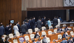 [S포토] 상임위 투표 중인 민주당 의원들