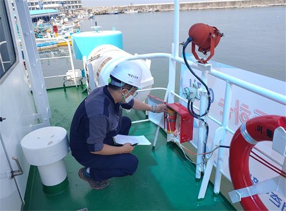어항관리선의 자기발연신호를 점검하는 모습