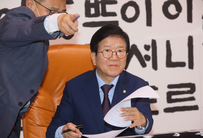 집무보는 박병석 국회의장