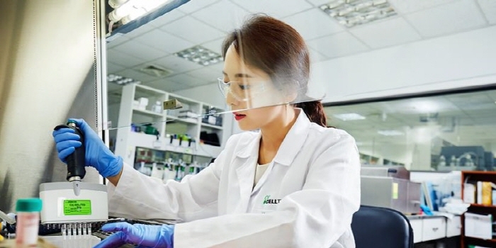 셀트리온 연구진이 실험실에서 코로나19 항체 치료제 개발을 위한 항체 결합력 시험에 몰두하고 있다. 셀트리온 제공