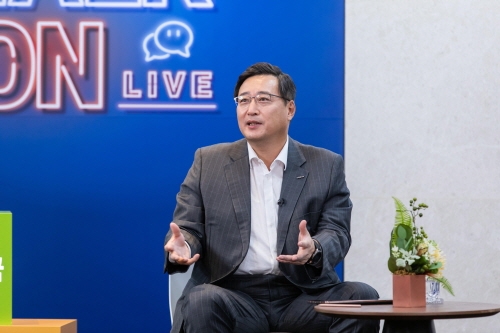 김남구 한국투자금융지주 회장이 지난 8일 열린 온라인 채용설명회에서 취업준비생들의 질의에 답하고 있다. 한국투자증권 제공.