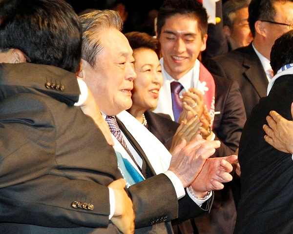 이건희 회장(왼쪽 두번째)이 2011년7월7일 남아공 더반 국제컨벤션센터에서 열린 국제올림픽위원회(IOC) 총회에서 평창올림픽 유치가 발표되자 눈물을 흘리며 박수치고 있다(사진=연합뉴스).