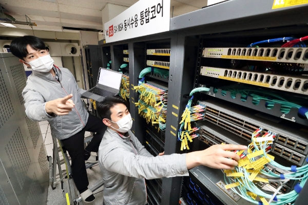 KT 네트워크 직원들이 서울 구로구 KT 구로타워에서 ‘5G SA-NSA 통합 코어망’을 점검하고 있다. (사진=KT 제공) 