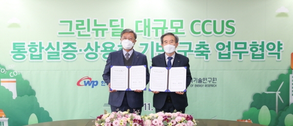 김병숙 서부발전 사장(오른쪽)과 김종남 에너지기술연구원장.