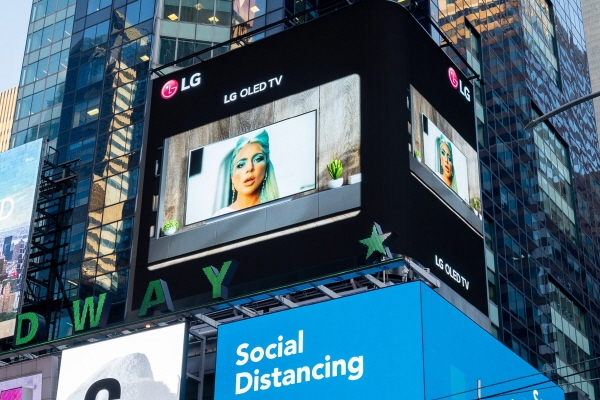 6일(현지시간)부터 미국 뉴욕 타임스스퀘어의 전광판에서 세계적인 팝스타 레이디 가가의 신곡 '911' 뮤직비디오가 상영되고 있다. LG전자 제공
