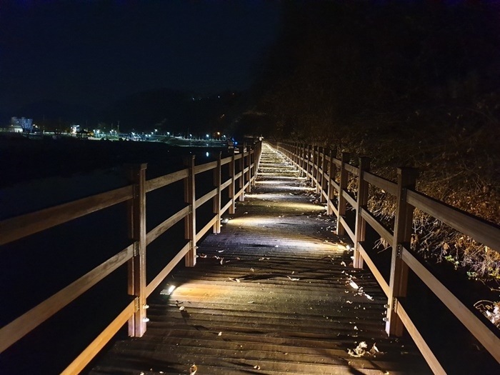 의성군 남대천 구봉공원에 설치된 둘레길의 야간경관 모습[사진=의성군]