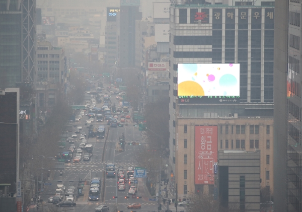 전국 대부분 지역 미세먼지 농도가 '나쁨' 수준을 보일 것으로 예보된 23일 오전 서울 종로 거리가 미세먼지와 연무가 뒤섞여 온통 희뿌옇게 보인다. (사진=연합뉴스)