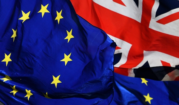브렉시트 협상 타결한 영국ㆍEU. 사진은 2019년 3월 영국 런던의 의회 의사당 밖에서 나부끼는 영국과 EU 국기의 모습. [AFP 연합뉴스 자료사진]