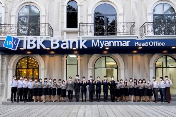'IBK미얀마은행' 본점 앞에서 직원들이 기념촬영을 하고 있다. [기업은행 제공]