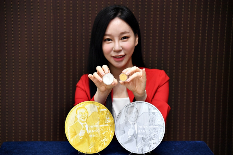 박항서 감독 기념 금은 메달을 출시했다. 사진=한국조폐공사