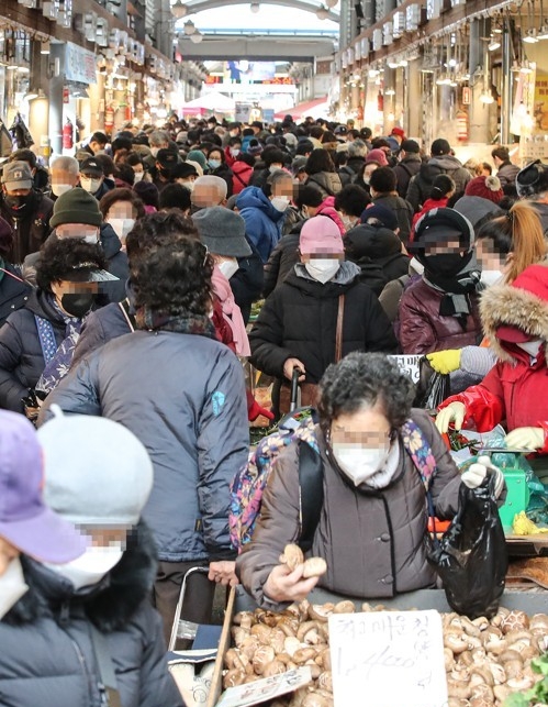 5일 오전 서울 동대문구 청량리 종합시장이 설을 준비하려는 시민들로 붐비고 있다. 사진=연합뉴스