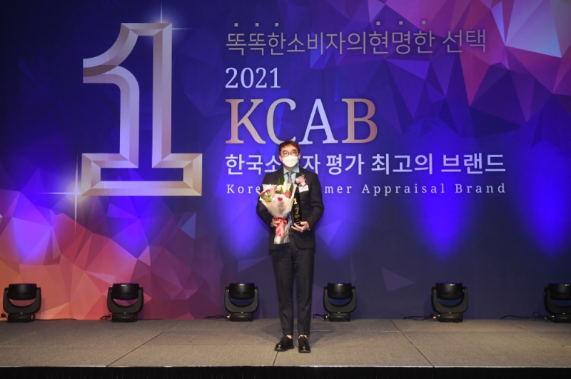  2021 KCAB 한국소비자 평가 최고의 브랜드 대상 시상식에서 커피전문점 부문 대상을 수상하는 더리터 김대환 대표./사진=더리터