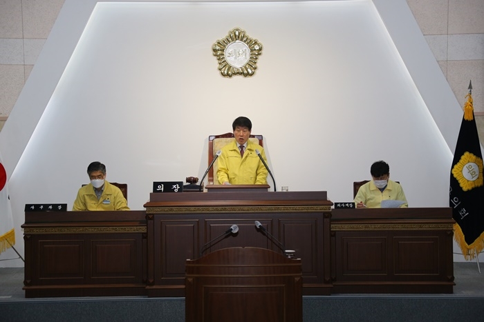 배성우 의성군의회 의장이 26일 열린 제248회 임시회에서 개회사를 하고 있다[사진=의성군의회]