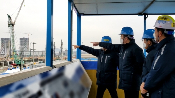 지난 1월 이재용(왼쪽 두 번째) 삼성전자 부회장이 평택 3공장 건설현장을 점검하고 있다. (사진=삼성전자)
