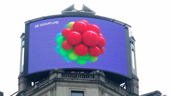 미국 뉴욕 맨해튼 타임스스퀘어와 영국 런던 피카딜리광장에서 공개된 'LG 시그니처' 3D 아트 영상. (사진=LG전자)