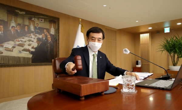 이주열 한국은행 총재가 처음으로 연내 기준금리 인상 가능성을 시사했다. 사진=연합뉴스