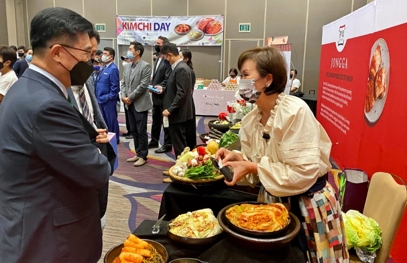 미국 캘리포니아주 김치의날 제정 기념 행사2, 한국농수산식품유통공사 김춘진 사장(좌측)