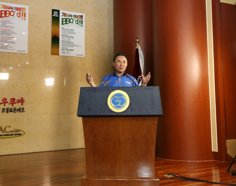 ‘치킨대학’에서 제너시스BBQ그룹 윤홍근 회장이 강단에서 강연을 하고 있다./사진=bbq