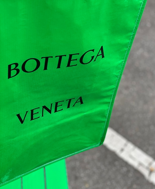 보테가베네타가 '더 메이즈' 전시를 하며 고객들에게 무료로 제공한 비닐백./사진=스마트에프엔