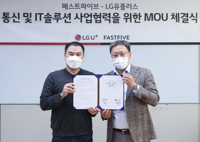 임장혁 LG유플러스 기업기반사업그룹장(오른쪽)과 김대일 패스트파이브 대표가 업무협약을 체결한 뒤 기념촬영을 하고 있다. /사진=LG유플러스