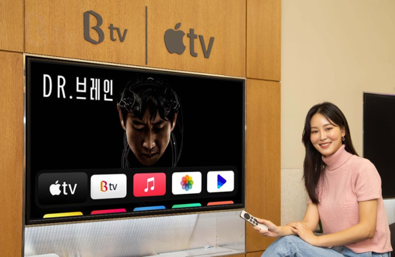 SK브로드밴드 모델이 애플 TV 4K 서비스를 소개하고 있다. /사진=SK브로드밴드