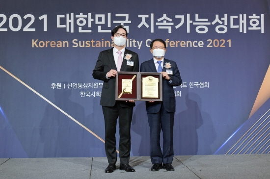 (왼쪽부터) 교보생명 조대규 지속경영기획실장과 한국표준협회 강명수 회장