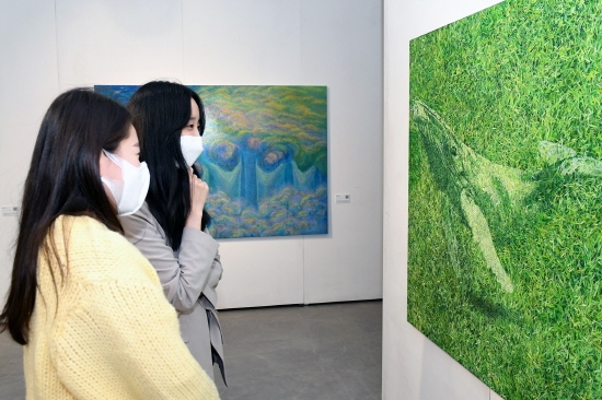 관람객들이 ‘아트프라이즈 강남 로드쇼’에 출품된 작품을 관람하고 있다.
