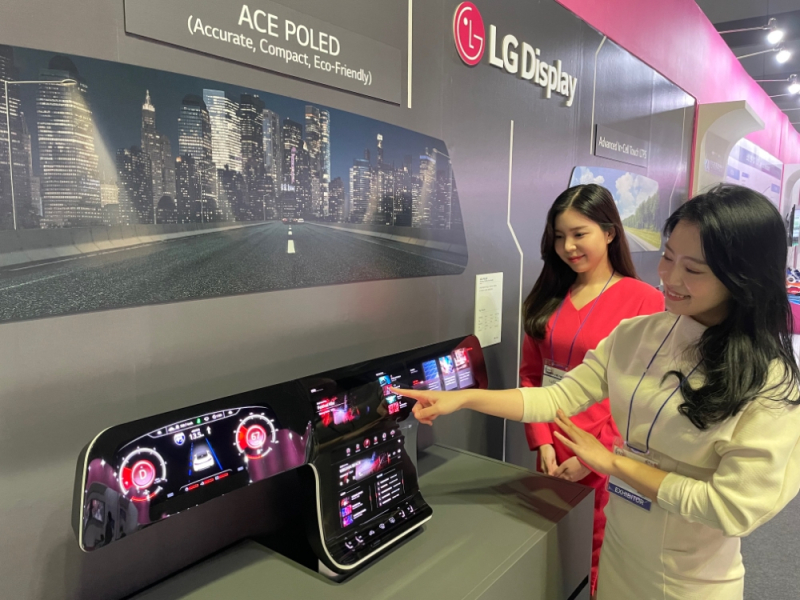 LG디스플레이 직원이 17일 삼성동 코엑스에서 열린 '2021 대한민국 기술대상'에서 '대통령상'을 수상한 'Auto용 POLED'를 소개하고 있다. /사진=LG디스플레이