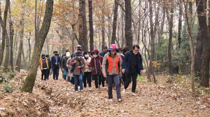 목포시가 지난 21일 김종식 목포시장과 주민 등이 참석한 가운데 ‘양을산 맨발로 청춘길’ 걷기 행사를 개최했다.사진=목포시