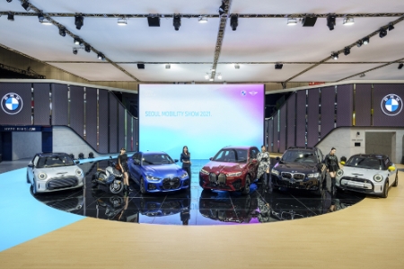 '2021 서울모빌리티쇼'의 BMW그룹코리아 부스에서 모델들이 전시차량과 함께 포즈를 취하고 있다. /사진=BMW그룹코리아