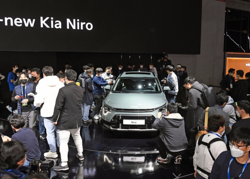 '2021 서울모빌리티쇼'에서 기아가 세계 최초로 신형 니로를 선보이고 있다. /사진=기아