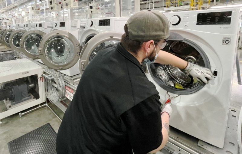 LG전자 직원이 26일(현지시간) 미국 테네시(Tennessee)주 클락스빅(Clarksville)에 있는 세탁기 라인에서 드럼 세탁기를 생산하고 있다. /사진=LG전자