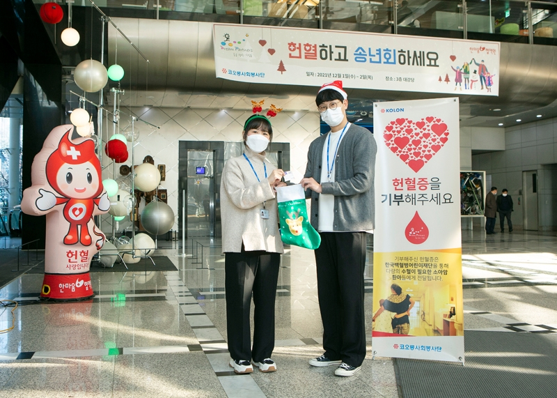 1일 경기도 과천에 위치한 코오롱타워 로비에서 직원들이 헌혈 캠페인을 안내하고 있다. /사진=코오롱