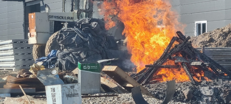 (주)이삭모빌리티가 폐기물을 소각하고 있는 모습. 사진=정철원 기자