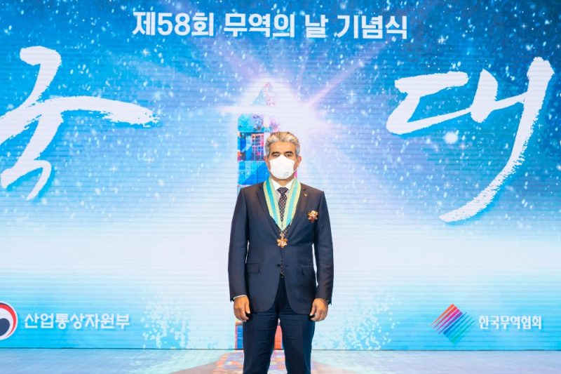 6일 삼성동 코엑스에서 열린 무역의 날 기념식에서 후세인 알 카타니 에쓰오일 CEO가 수상후 기념 촬영하고 있다. /사진=에쓰오일